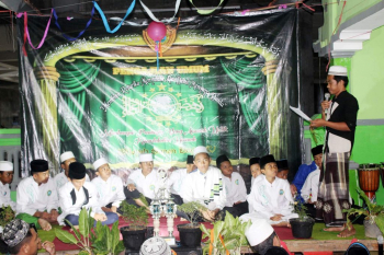 Peserta Lomba mendapatkan pengarahan dari pembina Wilayah, Ust. Munawwir