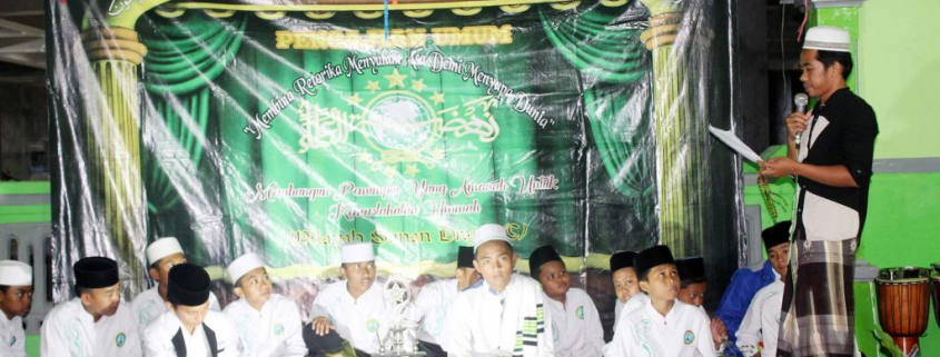 Peserta Lomba mendapatkan pengarahan dari pembina Wilayah, Ust. Munawwir