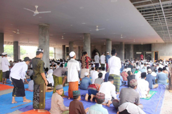 Suasana Jum'at di Masjid Jami' Nurul Jadid Lantai II