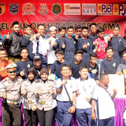 Santri Nurul Jadid Berfoto Bersama Kapolres Probolinggo