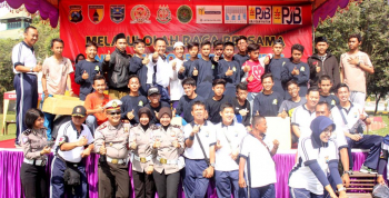 Santri Nurul Jadid Berfoto Bersama Kapolres Probolinggo