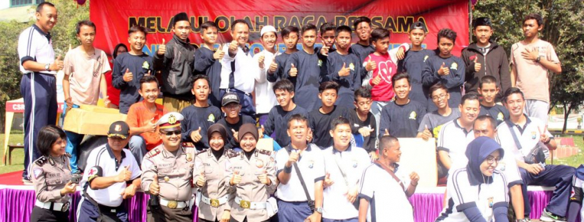 Santri Nurul Jadid Berfoto Bersama Kapolres Probolinggo