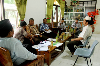 Pejabat Pemprov Jatim bersama Pengurus Pesantren