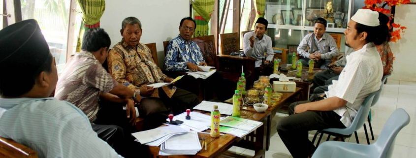 Pejabat Pemprov Jatim bersama Pengurus Pesantren