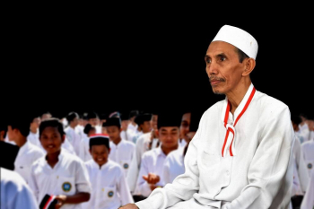 KH. Zuhri Zaini Berpita Merah Putih