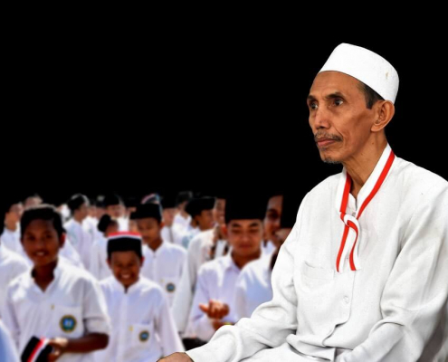 KH. Zuhri Zaini Berpita Merah Putih