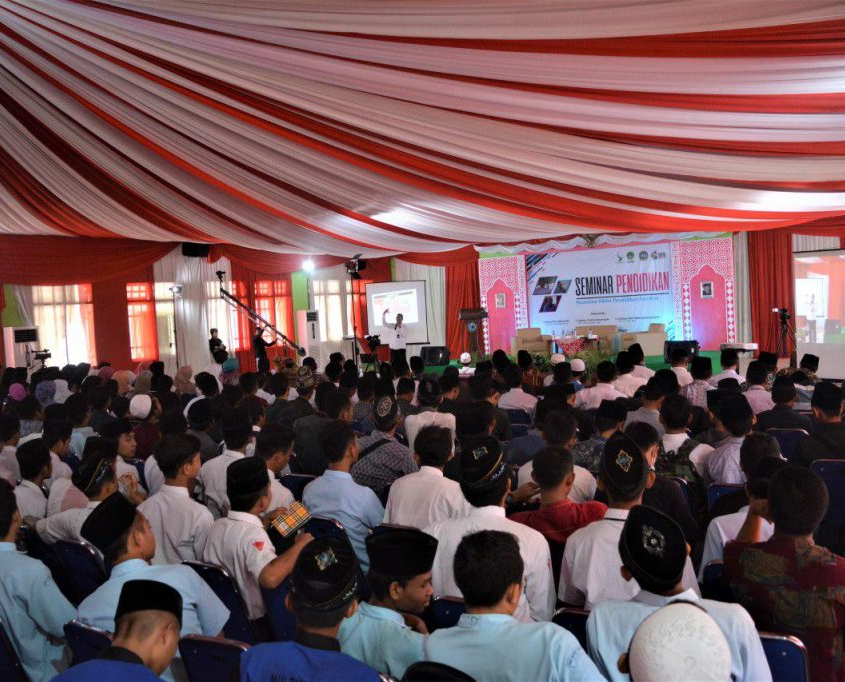 Seminar Pendidikan: Pesantren Kiblat Pendidikan Karakter