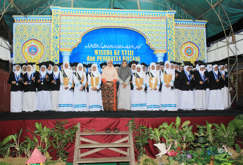 Wisuda PPIQ Puteri