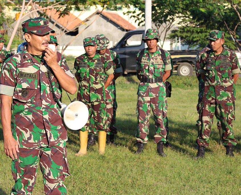 Bersih Lingkungan Bersama TNI