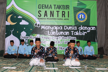 Gema Takbir santri Nurul Jadid