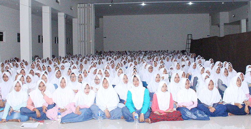 Nonton Bareng G30S PKI Bersama Santri Nurul Jadid