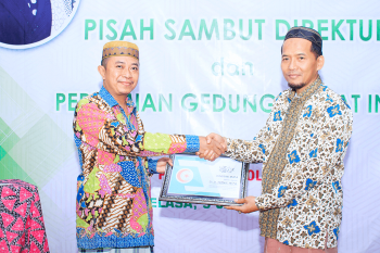 Prosesi Penyerahan Sertifikat dari Direktur Klinik Az Zainiyah Devisioner kepada Kepala Pesantren