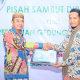 Prosesi Penyerahan Sertifikat dari Direktur Klinik Az Zainiyah Devisioner kepada Kepala Pesantren