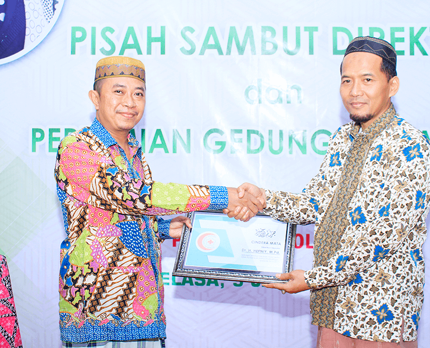 Prosesi Penyerahan Sertifikat dari Direktur Klinik Az Zainiyah Devisioner kepada Kepala Pesantren
