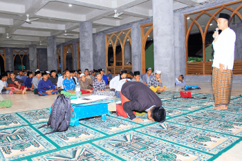 Santri Nurul Jadid Praktek Ibadah Sholat