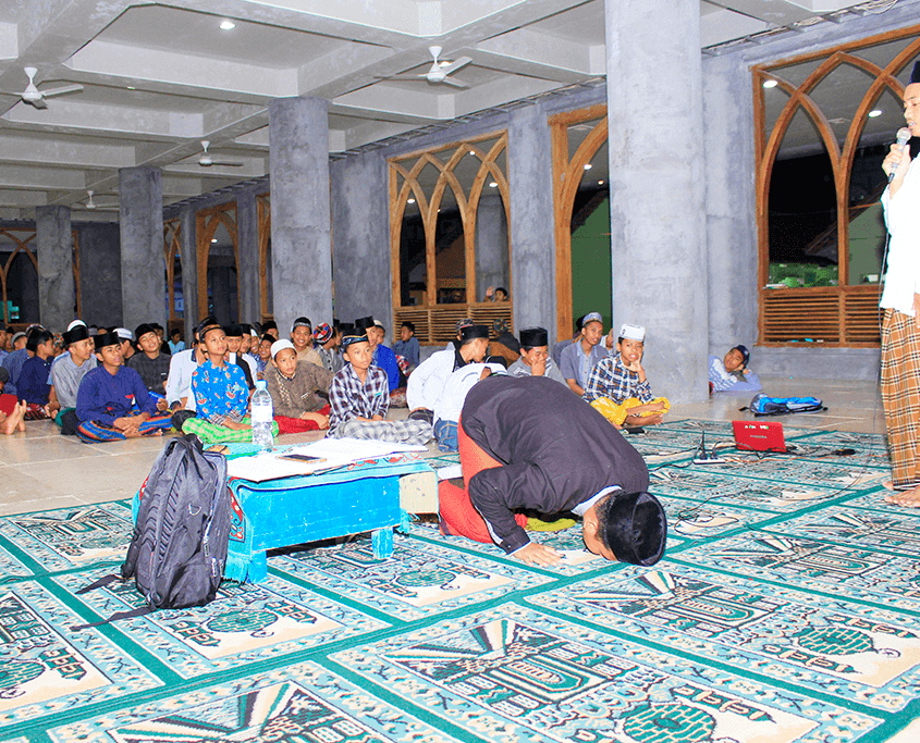 Santri Nurul Jadid Praktek Ibadah Sholat