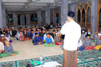Santri Nurul Jadid Praktek Ibadah Sholat