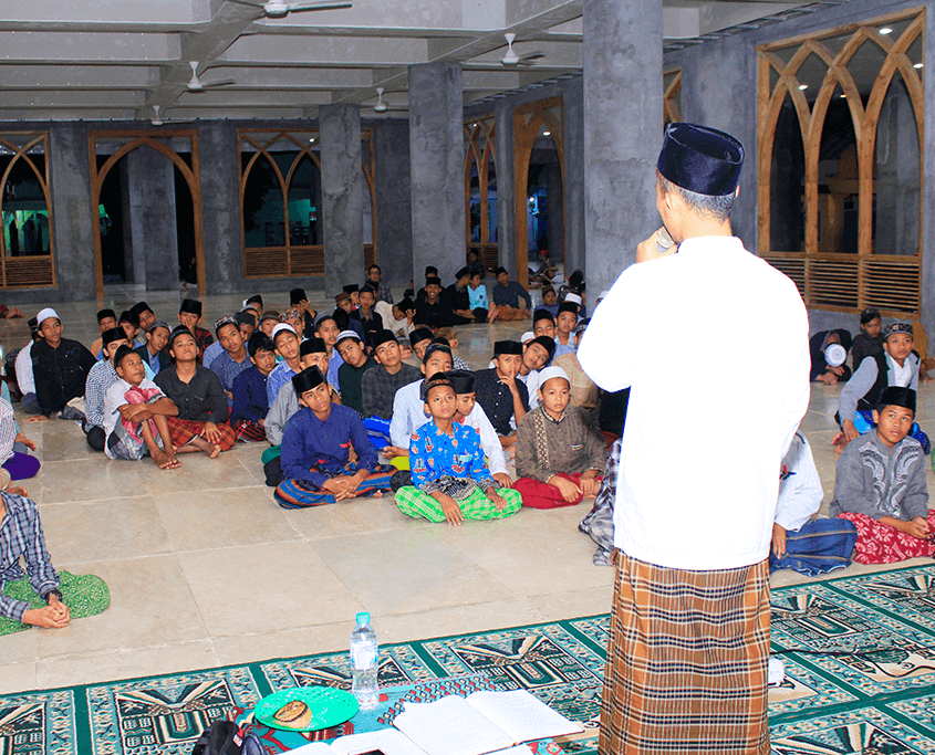 Santri Nurul Jadid Praktek Ibadah Sholat