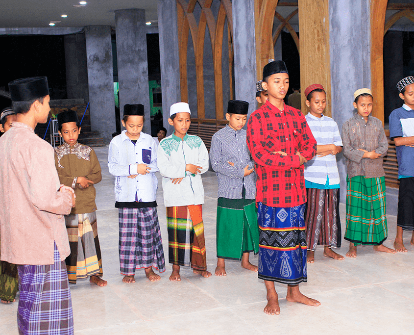 Santri Nurul Jadid Praktek Ibadah Sholat