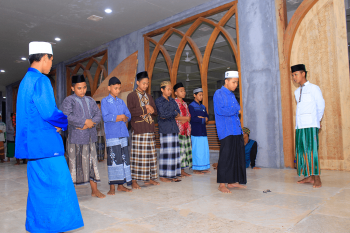 Santri Nurul Jadid Praktek Ibadah Sholat