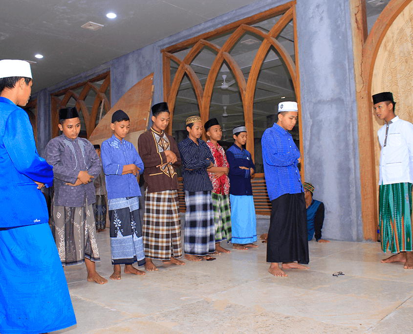 Santri Nurul Jadid Praktek Ibadah Sholat