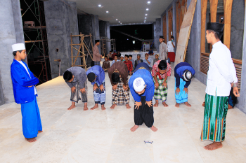 Santri Nurul Jadid Praktek Ibadah Sholat