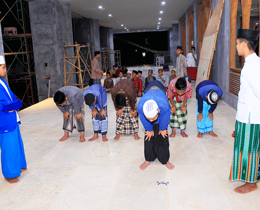 Santri Nurul Jadid Praktek Ibadah Sholat