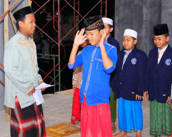 Santri Nurul Jadid Praktek Ibadah Sholat