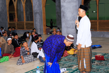 Santri Nurul Jadid Praktek Ibadah Sholat
