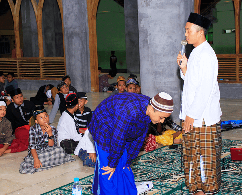 Santri Nurul Jadid Praktek Ibadah Sholat