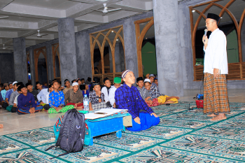Santri Nurul Jadid Praktek Ibadah Sholat