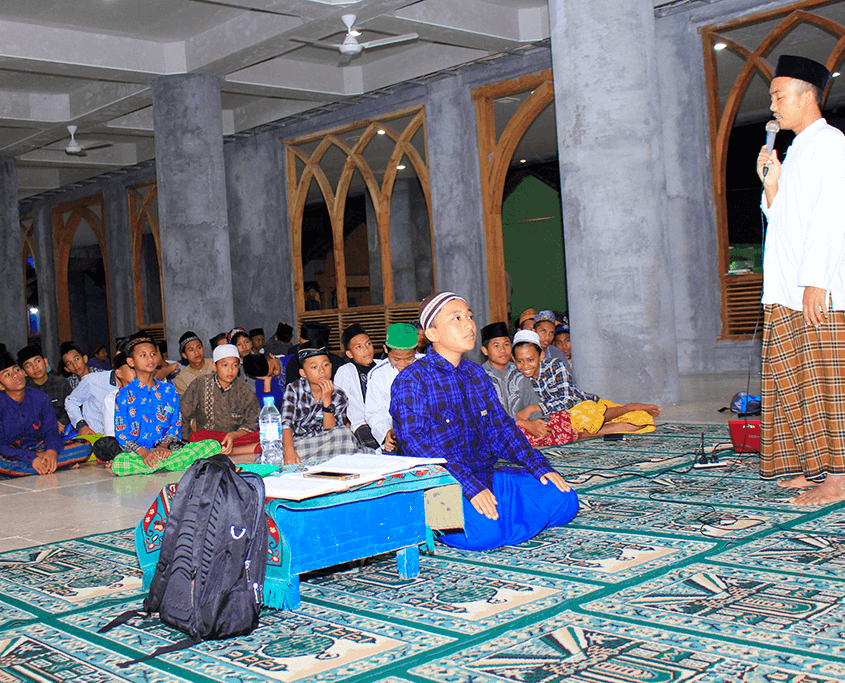 Santri Nurul Jadid Praktek Ibadah Sholat