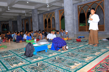 Santri Nurul Jadid Praktek Ibadah Sholat