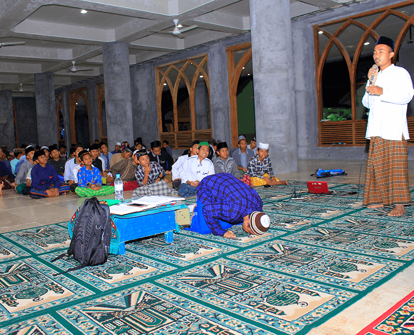 Santri Nurul Jadid Praktek Ibadah Sholat