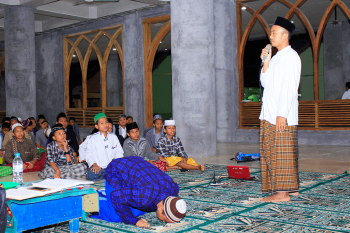 Santri Nurul Jadid Praktek Ibadah Sholat