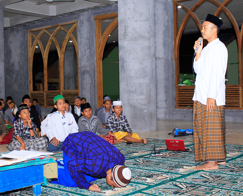 Santri Nurul Jadid Praktek Ibadah Sholat