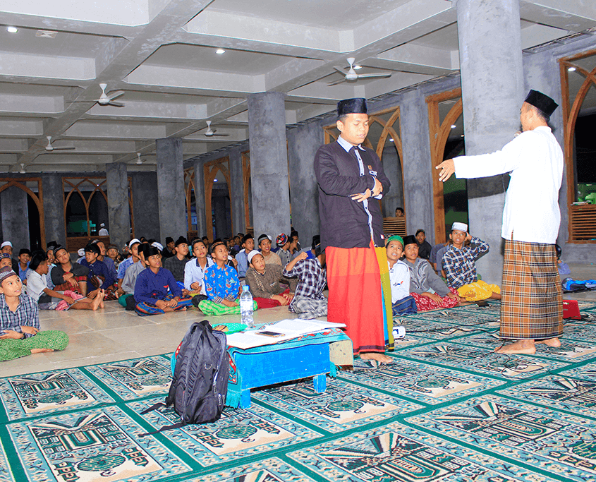 Santri Nurul Jadid Praktek Ibadah Sholat