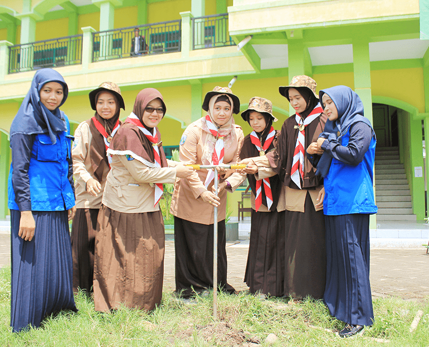 Aksi Lingkungan Sejuta Lubang Resapan Biopori Pramuka Universitas Nurul Jadid