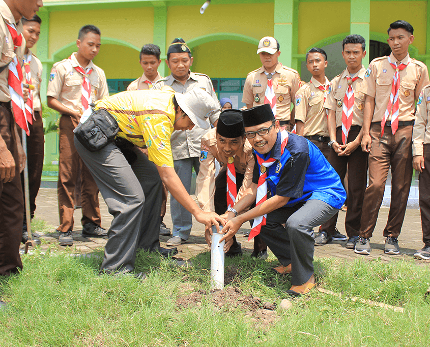 Aksi Lingkungan Sejuta Lubang Resapan Biopori Pramuka Universitas Nurul Jadid