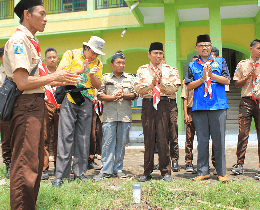 Aksi Lingkungan Sejuta Lubang Resapan Biopori Pramuka Universitas Nurul Jadid