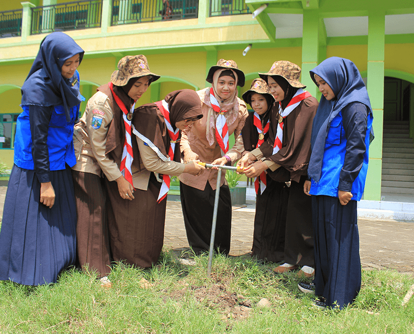 Aksi Lingkungan Sejuta Lubang Resapan Biopori Pramuka Universitas Nurul Jadid