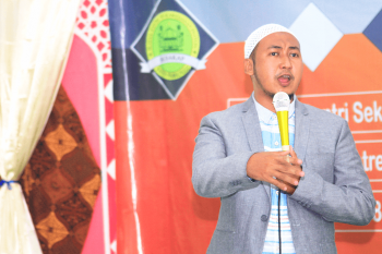 Penyaji Seminar Motivasi KH. Hafidzul Hakim Noer