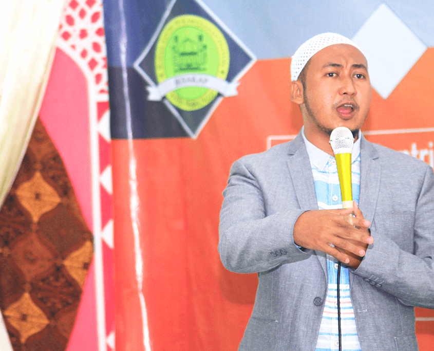 Penyaji Seminar Motivasi KH. Hafidzul Hakim Noer