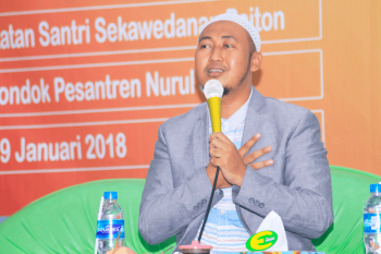 Penyaji Seminar Motivasi KH. Hafidzul Hakim Noer
