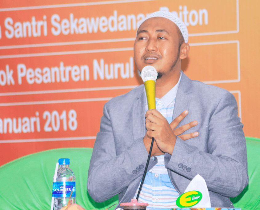 Penyaji Seminar Motivasi KH. Hafidzul Hakim Noer