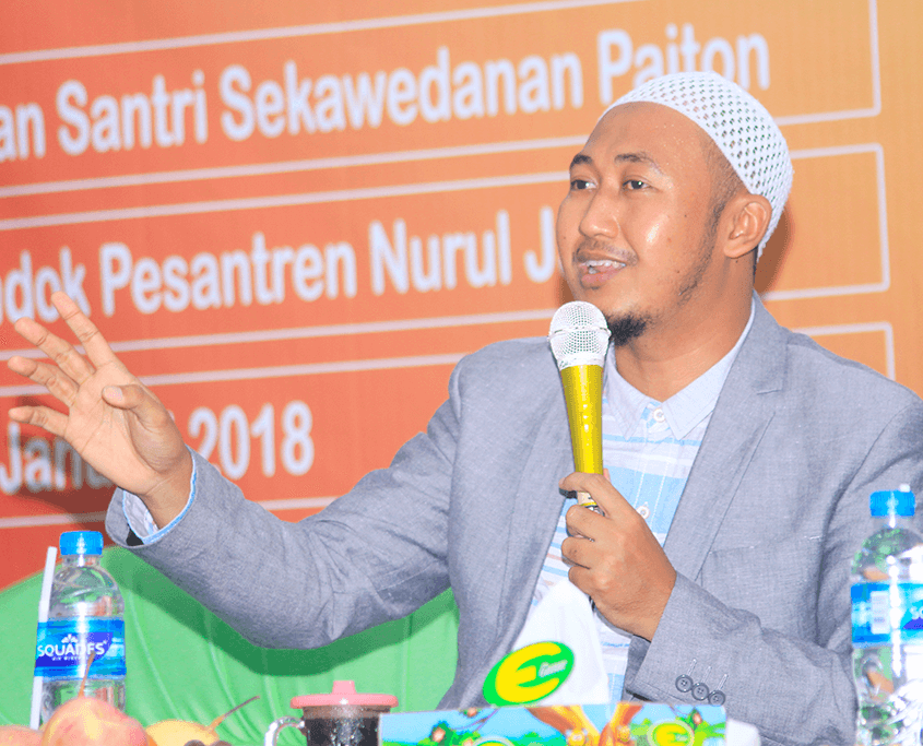 Penyaji Seminar Motivasi KH. Hafidzul Hakim Noer