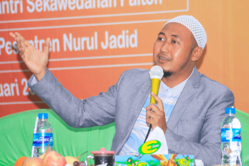 Penyaji Seminar Motivasi KH. Hafidzul Hakim Noer