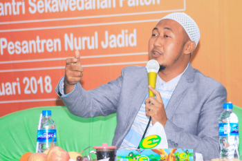 Penyaji Seminar Motivasi KH. Hafidzul Hakim Noer