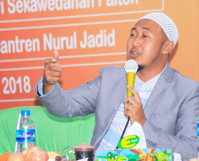 Penyaji Seminar Motivasi KH. Hafidzul Hakim Noer