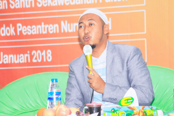 Penyaji Seminar Motivasi KH. Hafidzul Hakim Noer